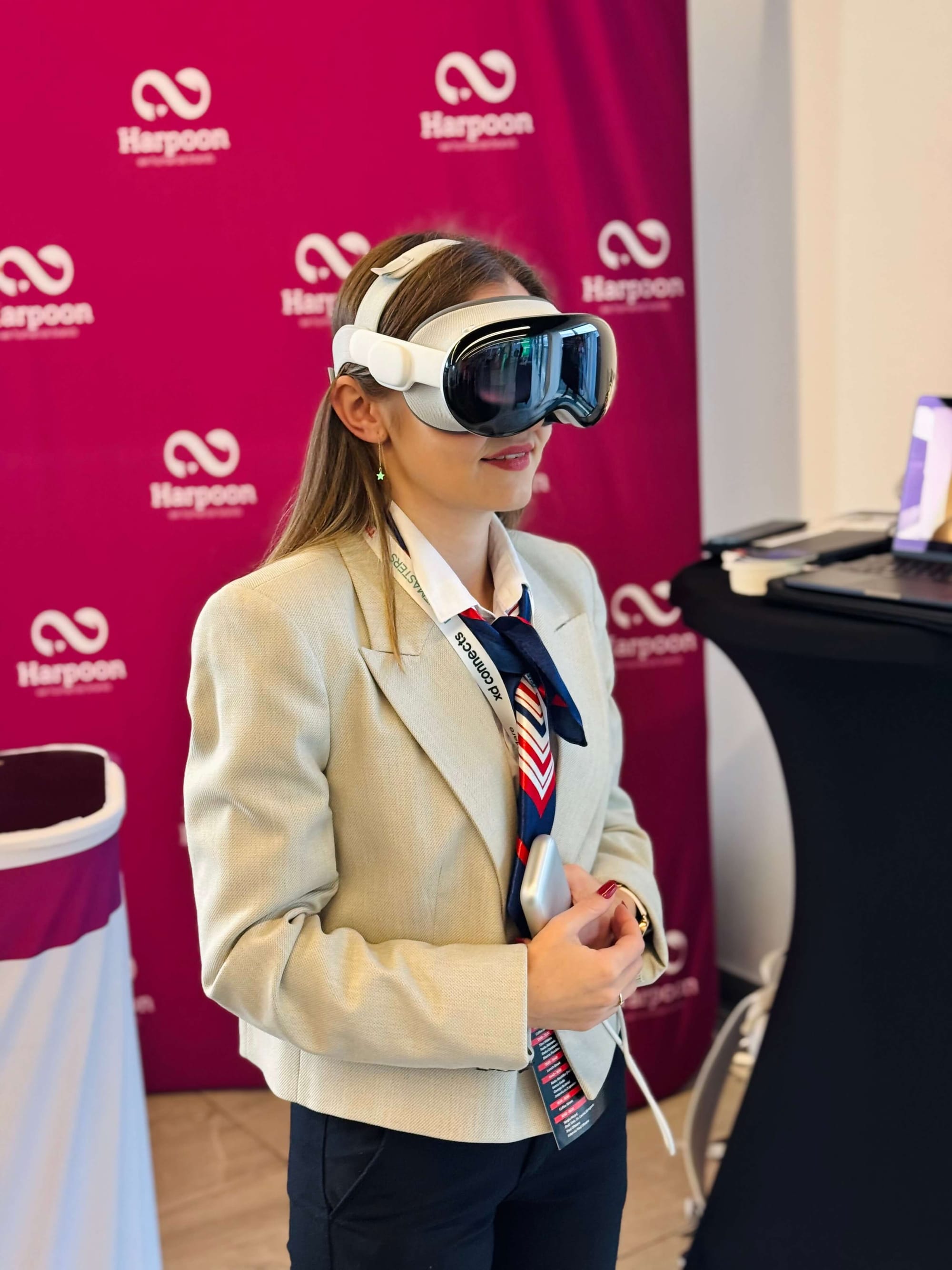 TEDxBaiaMare participant trying xPLORATORIU